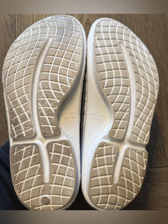 White oofos slides - Picture 4 of 7